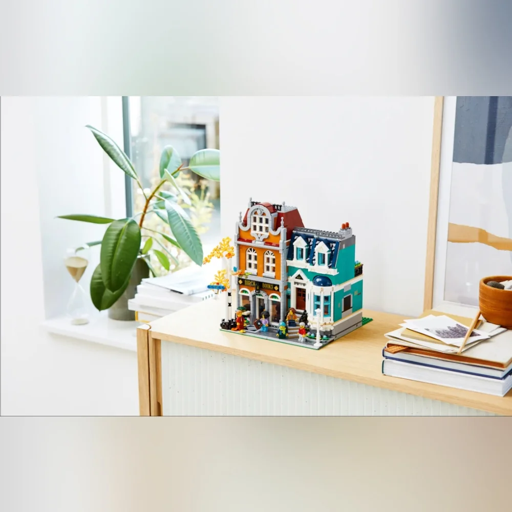 RETIRED LEGO Bookstore (10270) - Picture 4 of 6